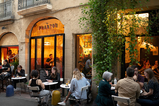 PHANTOM est un bar de partage qui propose des plats à partager