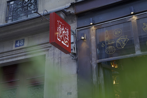 YUM SAKÉ BAR est le dernier né de la famille YUM. Un lieu convivial où se retrouver pour déguster une cuisine asiatique de petits plats comme à la maison.