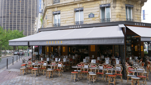 Café Odessa - De passage à Montparnasse ? Prenez un cocktail ou un repas aux pieds de la Tour Montparnasse. Menus classiques