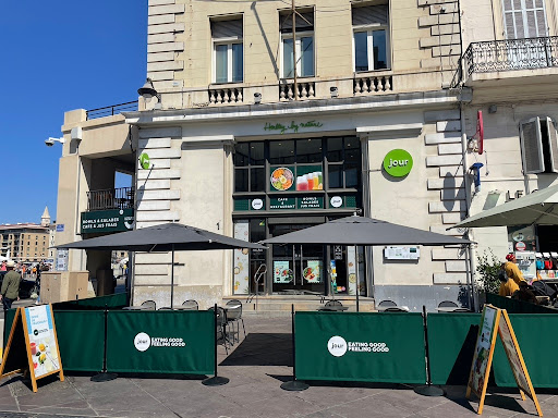 JOUR Marseille Vieux Port vous accueille dans son restaurant pour y découvrir notre carte de bowls et salades à composer vous même.