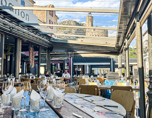 Le Cabanon restaurant à Anduze. Savourez les pauses gourmandes dans une ambiance conviviale