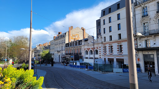 L Hôtel R de Paris est idéalement situé à seulement 10 minutes de marche de l opéra Garnier et du Moulin Rouge. Cet établissement offre une réception ouverte