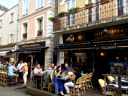 Notre club et bar est le nouveau lieu incontournable en plein cœur de Fontainebleau: repas entre amis