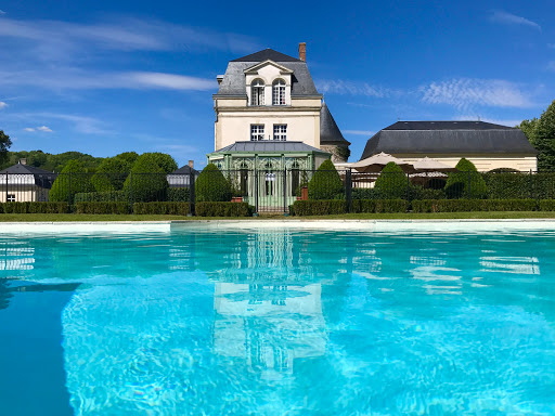 Château de Courcelles is a 4 star luxury hotel in Courcelles-sur-Vesle surrounded by manicured gardens. The hotel offers fine dining and has an outdoor swimming pool