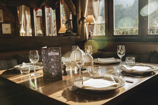 La table de Fifine Restaurant bistronomique & traditionnel à Samoëns. Cuisine inventive au cœur de la vallée du Giffre