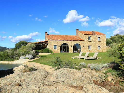 Le Domaine de Murtoli domaine de charme en corse du sud vous fait découvrir ses hébergements insolites.