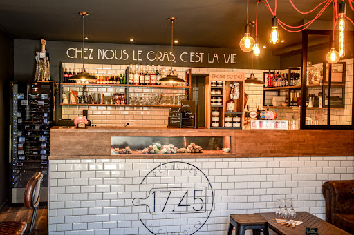 Le 17.45 c'est le premier restaurant 100% spécialiste des planches de fromage et de charcuterie. C'est le temple de l'apéro présent à Paris