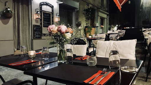 Le Restaurant Le Béal se situe dans un cadre chalereux et convivial au coeur de la partie médiéval de la ville de Hyères.