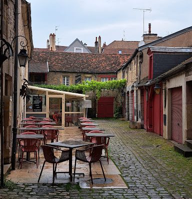 Venez profiter de notre restaurant Le Sauvage. Vous pourrez déguster un verre de vin de Bourgogne en terrasse et profiter du charme de la cour d'époque.