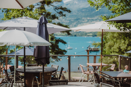 Venez vous relaxer et profiter de notre mer à la montagne sur Serre-Poncon Plage. La Paillotte du Lac vous accueille tous les midis pour déguster une cuisine de qualité