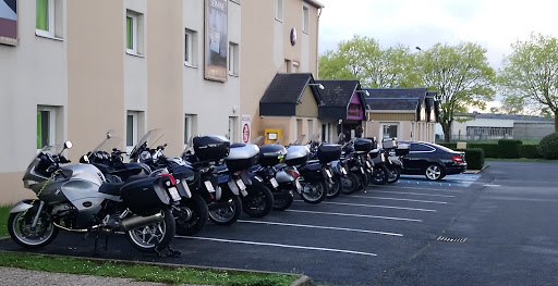 Hôtel Le Cosy Blois Villebarou situé à Villebarou (41) à 2 min de Blois est le lieu idéal pour vos séjours détente et patrimoine entre amis ou famille pour visiter les châteaux de la Loire.