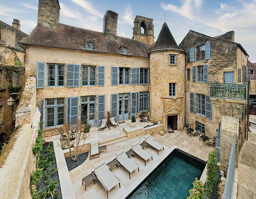 Réservez votre séjour à l'Hotel Le Petit Manoir un prestigieux établissement 4 étoiles situé au centre ville de Sarlat en Dordogne dans le Périgord Noir.