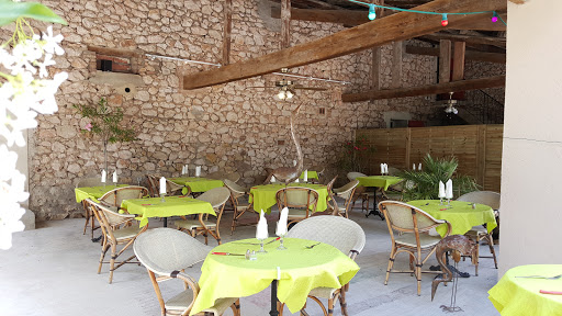 Notre restaurant Jardin Délice vous accueille dans un cadre chaleureux et vous propose une cuisine traditionnelle avec des plats faits maison.