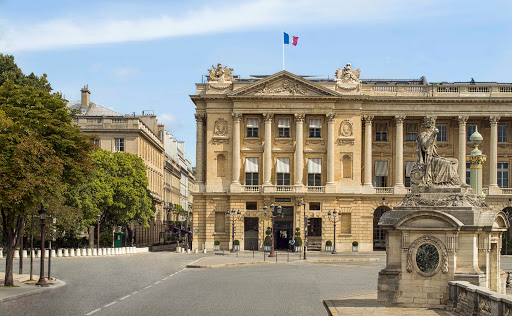 An illustrious landmark overlooking the Place de la Concorde