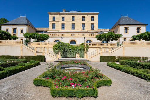 Faites l'expérience du luxe et du confort au Domaine de Rochebois. Profitez de notre hôtel 5 étoiles près de Sarlat-la-Canéda avec des équipements de classe mondiale et des vues imprenables. Réservez dès maintenant !