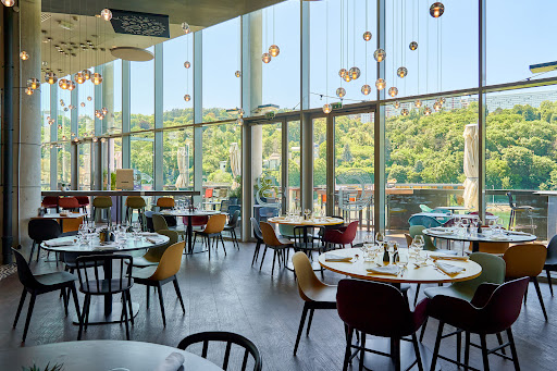 Découvrez le Gourmet Bar Confluence à Lyon: dégustez des spécialités régionales et appréciez la vue depuis sa terrasse panoramique. Réservez votre table en ligne.