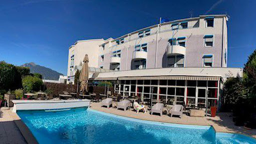 SITE OFFICIEL Hotel The Originals du Faucigny Cluses Ouest à Scionzier proche de l'A40 vous accueille toute l'année avec sa piscine chauffée et son restaurant le Duché.