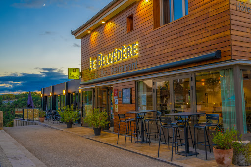 Dans un cadre magnifique avec sa vue panoramique l'hotel restaurant Le Belvédère est situé dans le Lot