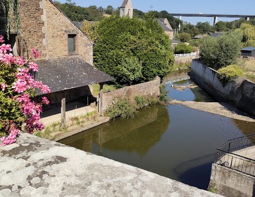 L hôtel La Grande Fontaine est situé dans une charmante maison traditionnelle bretonne en pierre