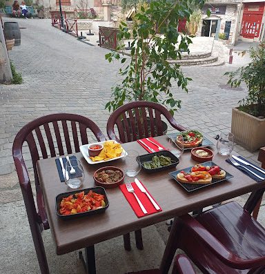 Découvrez le restaurant  Tapas Cave Bourbon à Anduze pour une expérience culinaire du monde inoubliable. Profitez d'une ambiance chaleureuse et conviviale avec une vue sur la Place Notre Dame.