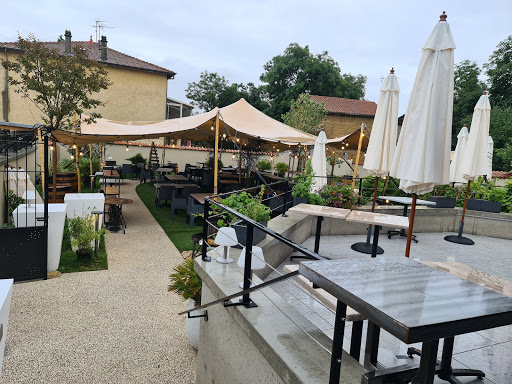 Découvrez le Restaurant Le Bruit Qui Cour à Saint Georges d'Espéranche place de la Mairie au centre du village. De bons plats pour vous régaler.