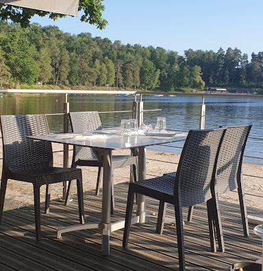 Le restaurant LES PIEDS DANS L'EAU est situé à Marcillac La Croisille dans le département de la corrèze. Cuisine traditionelle avec des produits régionaux. Ce restaurant est dans un cadre touristique magnifique au pied du Lac de la Valette.