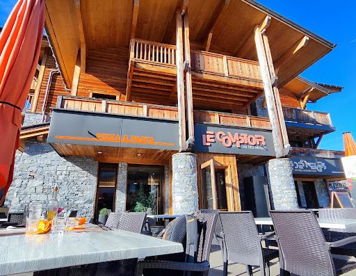 L'AS des neiges et Le Comptoir sont deux restaurants situés à proximités des pistes de ski des Gets.