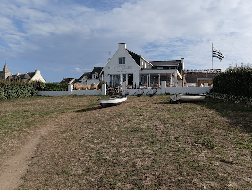 L'hôtel restaurant Les îles Houat se situe dans le bourg de Houat (56). Ouvert à partir d'avril à septembre. Il offre une superbe vue sur la baie de Quiberon.