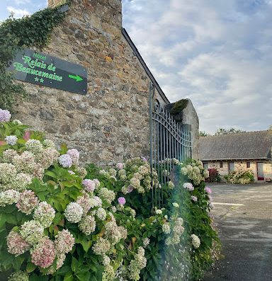 Bienvenue chez Les Voisins Beaucemaine pour une parenthèse de charme en Bretagne. Plongez au cœur de la campagne bretonne dans notre ancienne ferme rénovée.