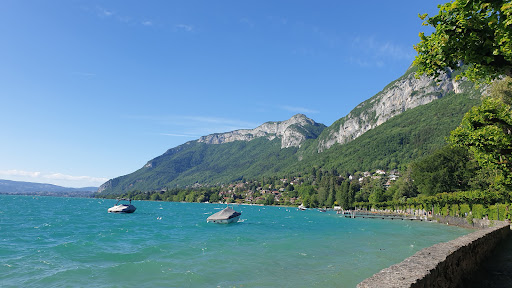 Discover our gastronomic restaurant facing Lake Annecy. Also enjoy the bar Le 1906 and the beach restaurant of Le Palace de Menthon!