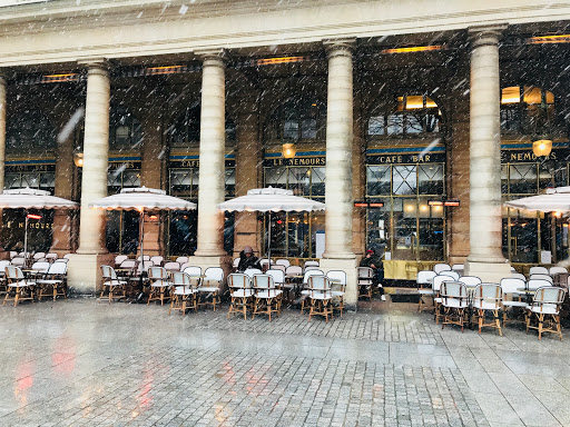 Idéalement situé entre le Louvre et les Jardins du Palais-Royal