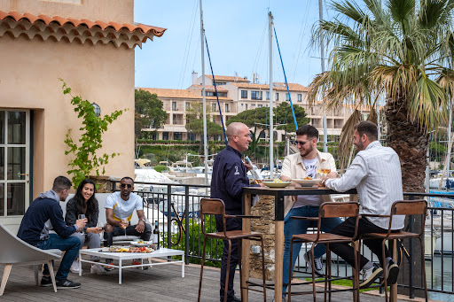 Un bar à vin et tapas à partager dans une ambiance chaleureuse et festive